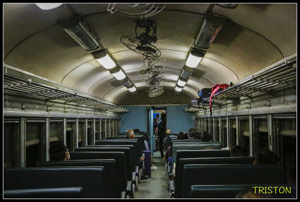 _H1A8315.jpg - 20171004 3671次藍皮普通車+鎮安車站