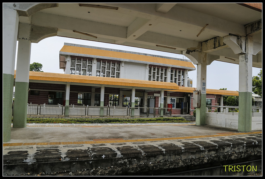 _H1A8133.jpg - 20171004 3671次藍皮普通車+鎮安車站