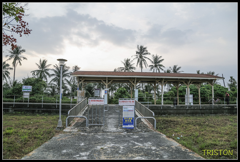 _H1A8524.jpg - 20171004 3671次藍皮普通車+鎮安車站