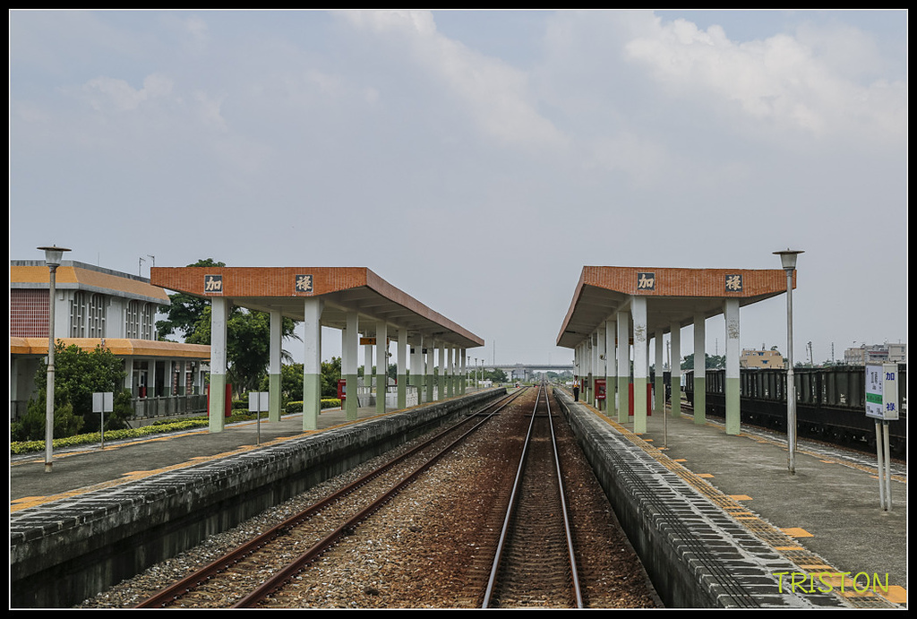 _H1A8135.jpg - 20171004 3671次藍皮普通車+鎮安車站