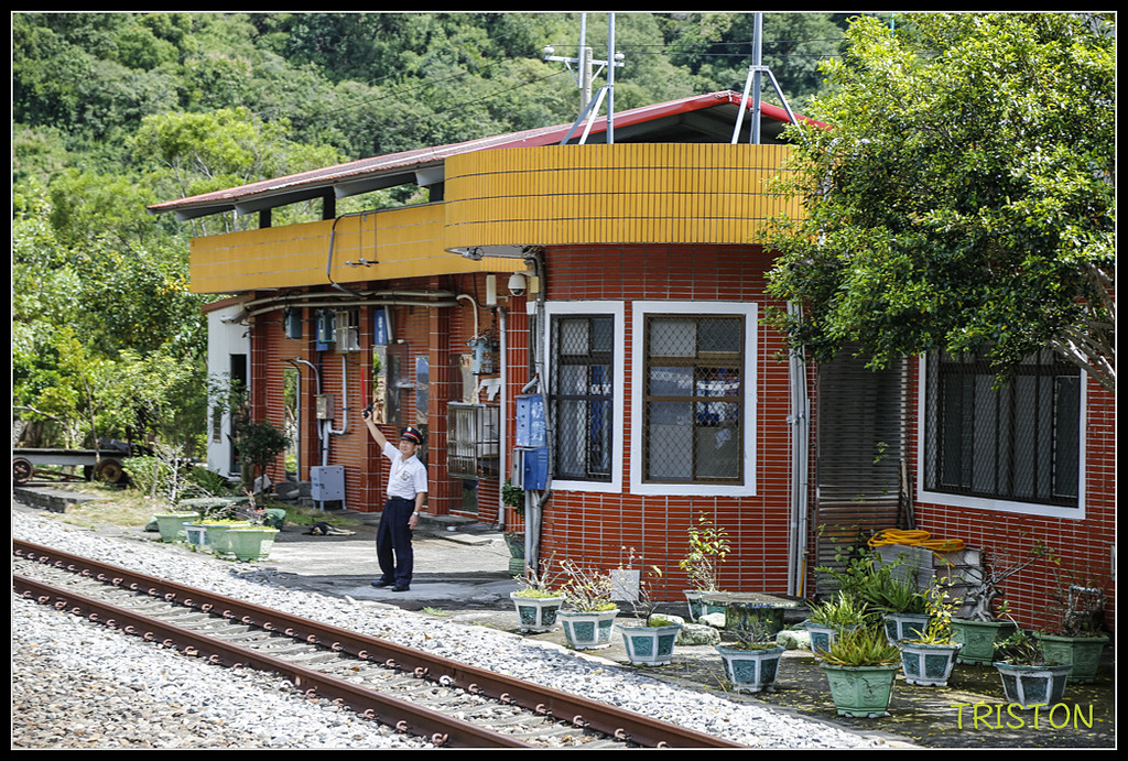 _H1A8184.jpg - 20171004 3671次藍皮普通車+鎮安車站