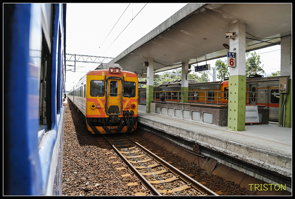 _H1A8467.jpg - 20171004 3671次藍皮普通車+鎮安車站