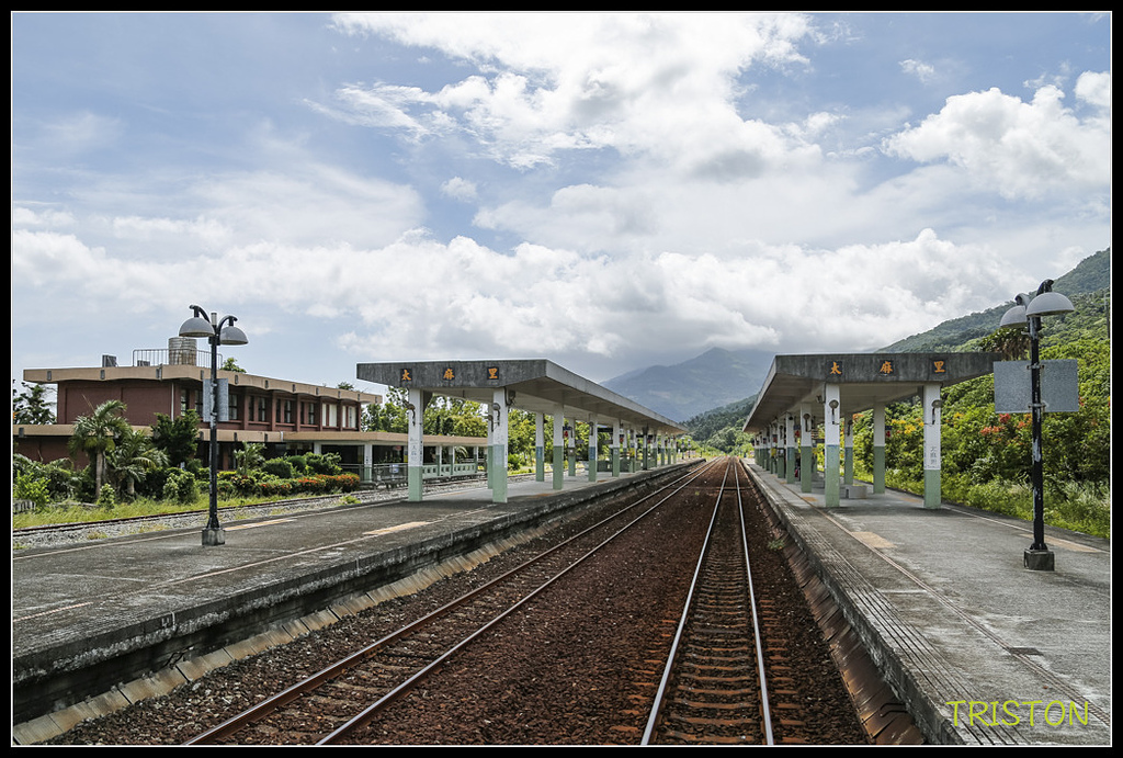 _H1A8414.jpg - 20171004 3671次藍皮普通車+鎮安車站