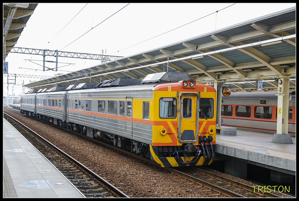 _H1A8087.jpg - 20171004 3671次藍皮普通車+鎮安車站