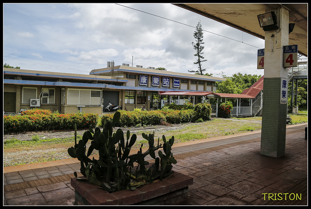 _H1A8497.jpg - 20171004 3671次藍皮普通車+鎮安車站