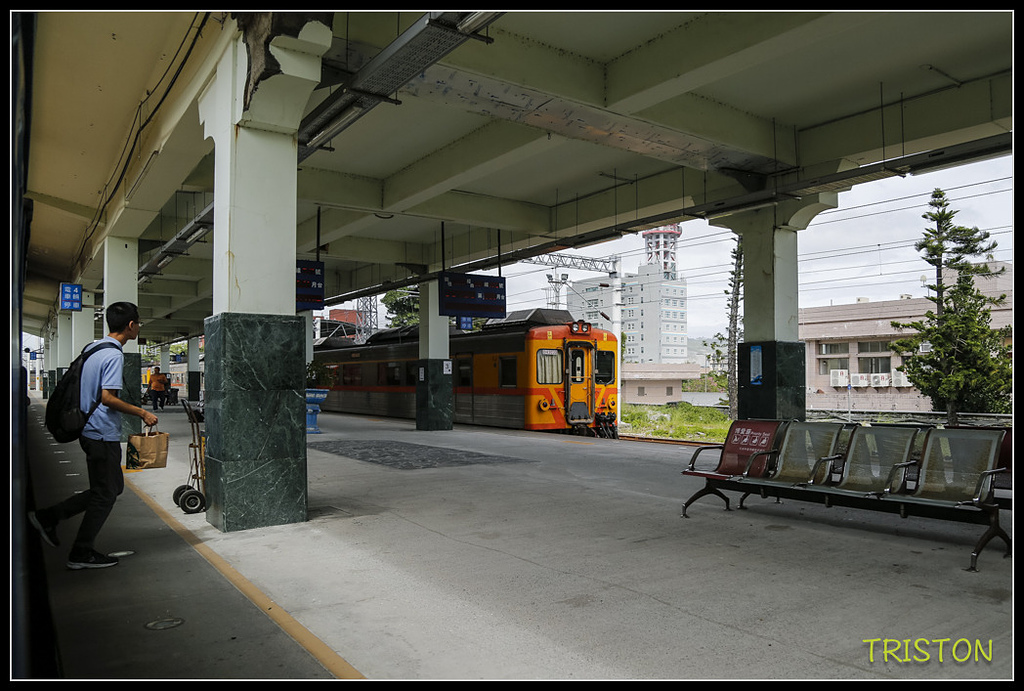 _H1A8499.jpg - 20171004 3671次藍皮普通車+鎮安車站